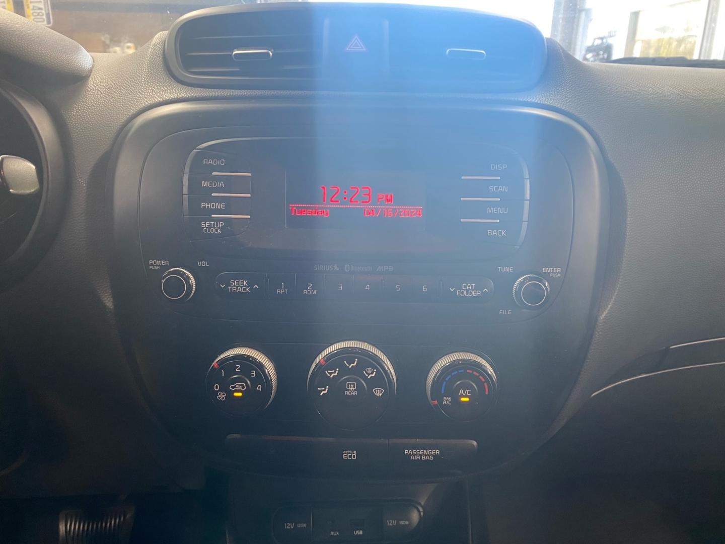 2014 Green /Gray Kia Soul (KNDJP3A57E7) , located at 533 S West End Blvd., Quakertown, PA, 18951, (877) 257-4995, 40.343994, -75.303604 - INCLUDED IN THE SALE PRICE OF EVERY VEHICLE: 48 Hour Money Back Guarantee 6 Month - 6,000 Mile Warranty Brand New PA State Inspection & Emission $10 Oil Changes for the Life of the Loan Complete CARFAX - Photo#6